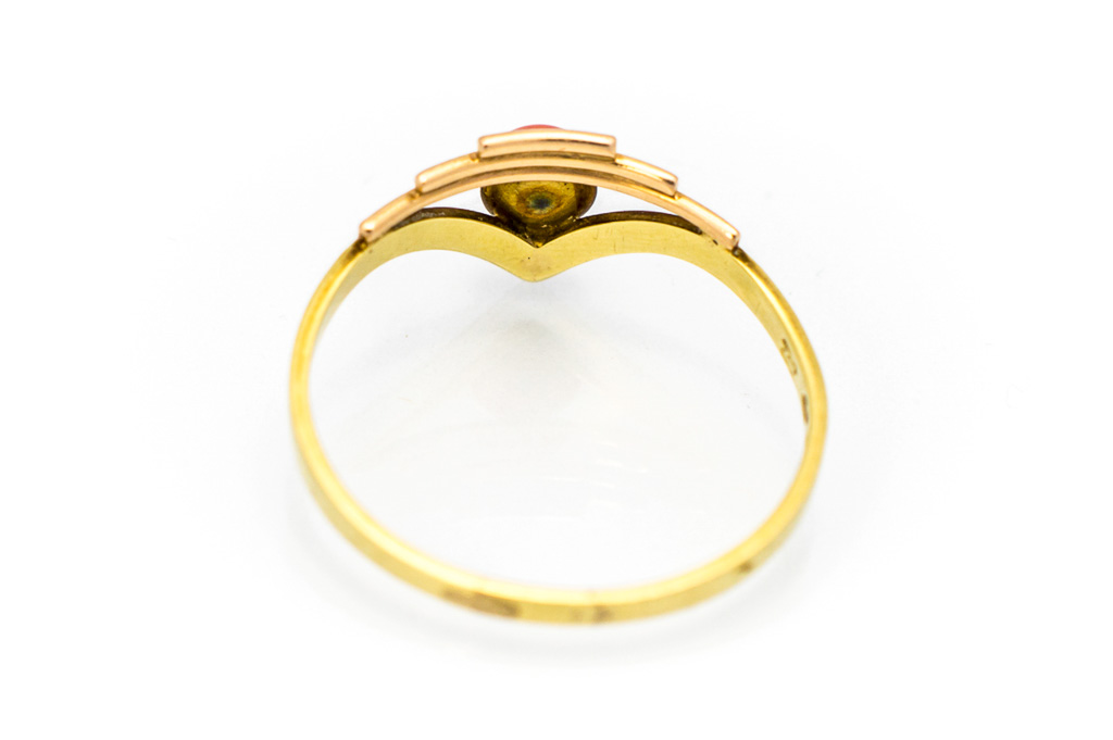 Zlatý prsten s korálem